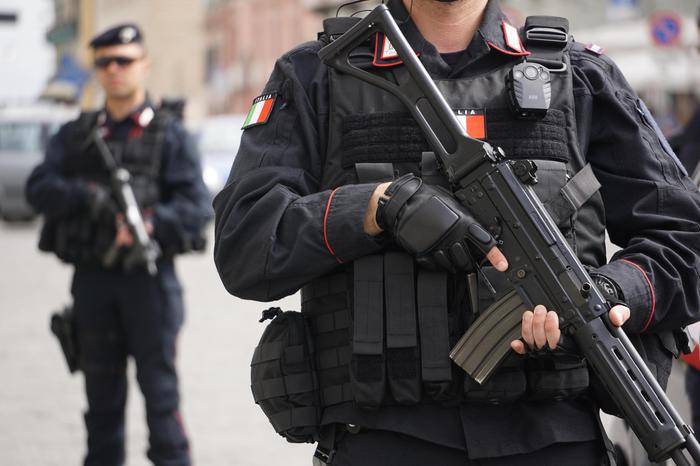 Reparti speciali carabinieri per la prevenzione al terrorismo in piazza del Plebiscito a Napoli